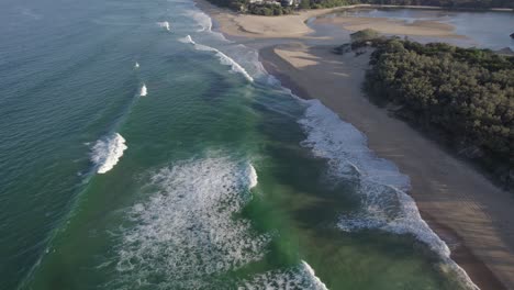 Idílica-Playa-De-Wurtulla-En-La-Costa-Del-Sol,-Qld,-Australia---Toma-Aérea-De-Drones