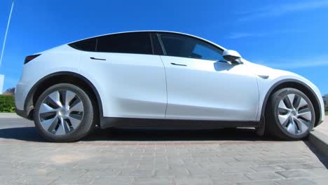 Weitwinkelaufnahme-In-Zeitlupe-Eines-Weißen-Tesla-Elektroautos