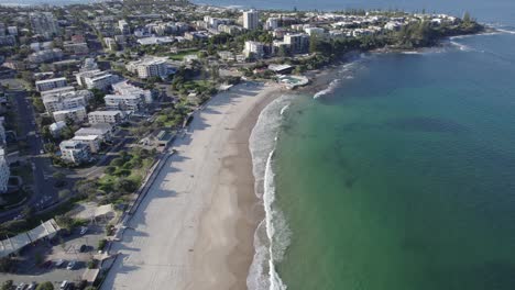 Kings-Beach-Mit-Türkisfarbener-Meereslandschaft-In-Queensland,-Australien-–-Drohnenaufnahme-Aus-Der-Luft