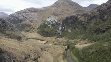 Eingebettet-In-Die-Bezaubernde-Landschaft-Schottlands-Offenbart-Sich-Ein-Atemberaubender-Wasserfall,-Der-Die-Raue-Schönheit-Und-Den-Natürlichen-Reiz-Des-Landes-Zeigt