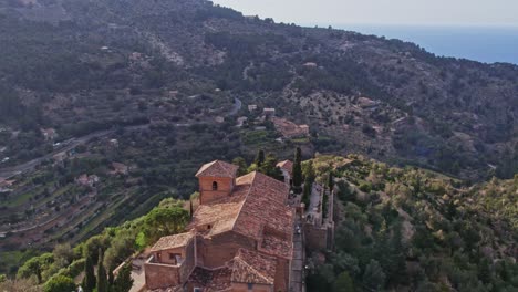 Reveal-shot-of-Deià-mountain-village-at-Mallorca-Spain-during-day-time,-aerial