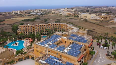 Luftaufnahme-Eines-Hotelkomplexes-Und-Seiner-Umgebung-Auf-Der-Maltesischen-Insel-Gozo