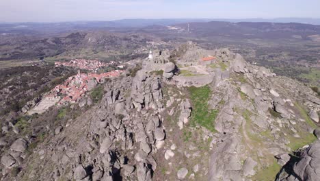 Castelo-De-Monsanto-Portugal-Auf-Einem-Hügel-Tagsüber,-Luftaufnahme