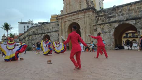 Colombia-Mar-Caribe-Bailarina-Tradicional-Champeta-Perfumada-Frente-A-La-Muralla-De-La-Ciudad