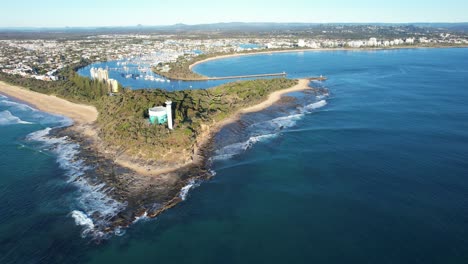 Point-Cartwright-Beach-Und-Leuchtturm-In-Buddina,-Sunshine-Coast,-Queensland,-Australien