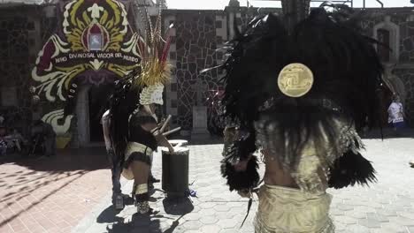 Menschen,-Die-Als-Azteken-Verkleidet-Sind,-Tanzen,-Während-Ein-Mann-Trommel-Spielt