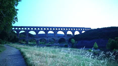 Römisches-Historisches-Aquädukt-Mit-Vielen-Celia-Steinbögen-über-Einem-Fluss-In-Frankreich