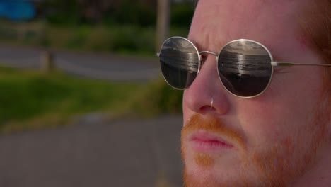 Eine-Nahaufnahme-Eines-Mannes-Mit-Sonnenbrille