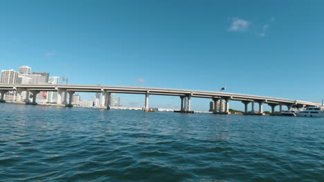 Kleines-Boot-Aus-Der-Perspektive,-Während-Es-Sich-Der-Biscayne-Bay-Bridge-In-Miami,-Florida,-Nähert