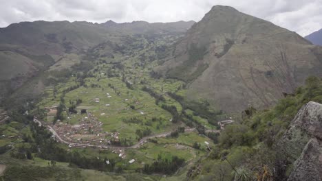 Kippaufnahme-Des-Berühmten-Pisac-Tals-In-Cusco,-Peru