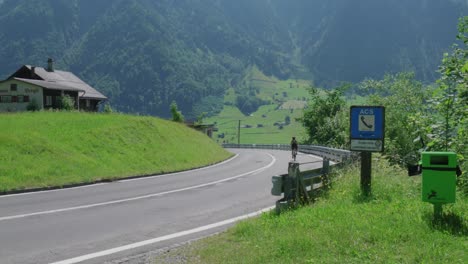 Radfahren-Entlang-Einer-Straße-Am-Berg-Mit-Malerischer-Aussicht-Auf-Das-Tal