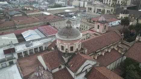 Drohne-Dreht-Sich-Um-Die-Spitze-Der-Kathedrale-Von-Kolumbien,-Colonia-In-Bogota.-Luftaufnahme