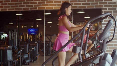 Ein-Mädchen,-Das-In-Sportkleidung-Eine-Steppmaschine-Im-Fitnessstudio-Benutzt