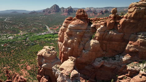 Scenic-red-rocks-and-geological-features-of-rugged-landscape-of-Sedona,-Arizona