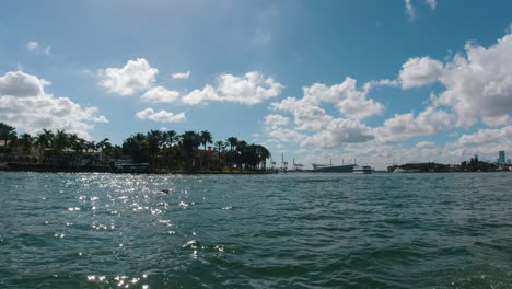 Vista-Desde-El-Lado-De-Estribor-De-Una-Pequeña-Embarcación-Mientras-Viaja-Por-Los-Canales-De-Miami,-Florida