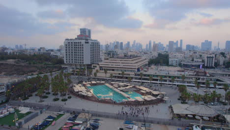 Gordon-Pool-Bei-Sonnenuntergang-In-Der-Nähe-Des-Jachthafens-Von-Tel-Aviv-–-Parallaxenaufnahme