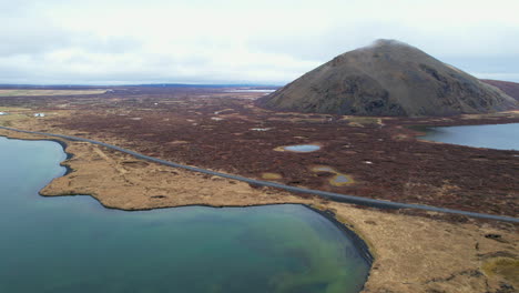 See-Myvatn,-Vindbelgjarfjall:-Seitliche-Luftaufnahme-Des-Wunderschönen-Isländischen-Sees-Und-Eines-Vulkans-An-Einem-Sonnigen-Tag
