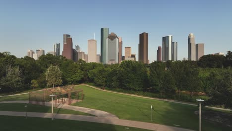 Luftdrohnenaufnahme-Des-Buffalo-Bayou-Parks-Mit-Blick-Auf-Die-Skyline-Der-Innenstadt-Von-Houston-In-Houston,-Texas