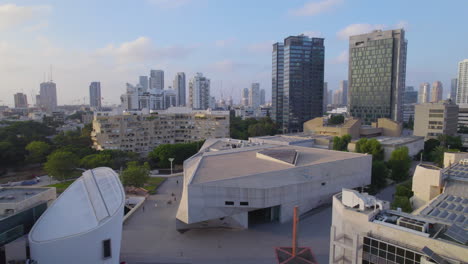 Tel-Aviv-Museum-at-sunset-with-the-city-skyline---Push-in-shot