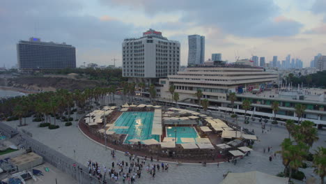 Push-in-Aufnahme-Des-Gordon-Pools-Mit-Blick-Auf-Den-Jachthafen-Von-Tel-Aviv-Bei-Sonnenuntergang