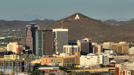 Tucson,-Horizonte-De-Arizona-Con-Pico-Centinela-O-Una-Montaña-En-La-Distancia