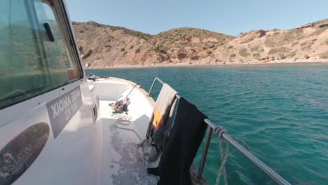 Sommerreise-Bootsfahrt-Mit-Küstenstrandlandschaft-Und-Blauem-Wasser