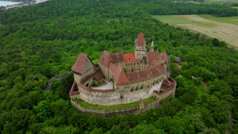 Malerische-Aussicht-Auf-Die-Berühmte-Burg-Kreuzenstein-In-Leobendorf,-Österreich---Drohnenaufnahme