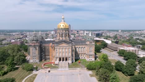 Edificio-Del-Capitolio-Del-Estado-De-Iowa-En-Des-Moines,-Iowa-Con-Video-De-Drones-Moviéndose-Hacia-Arriba-Para-Revelar-El-Horizonte-De-Des-Moines