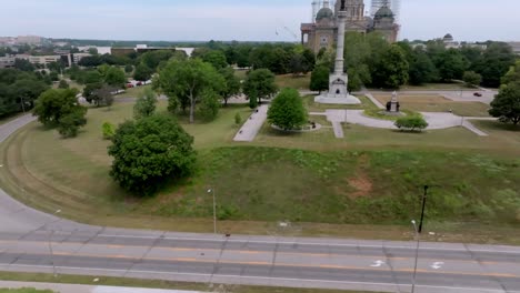 Iowa-state-capitol-building-in-Des-Moines,-Iowa-with-drone-video-moving-up-from-Shattering-Silence-Monument