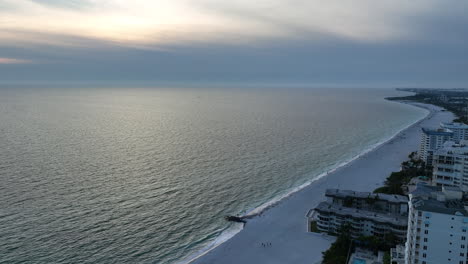 Küstenlinie-Bei-Einem-Dunstigen-Sonnenuntergang-In-Florida