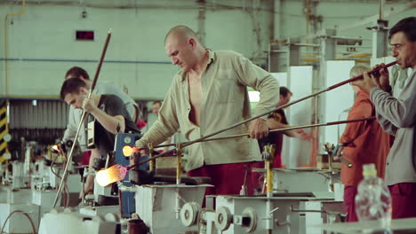 Glassworks-manufacturing-process-in-an-industrial-factory,-Process-of-creating-glass-products,-Slow-motion