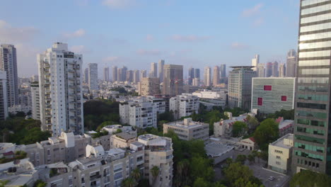Centro-Médico-Sourasky---Hospital-Ichilov-Tel-Aviv-Desde-Una-Distancia-Entre-Edificios---Tiro-Deslizante