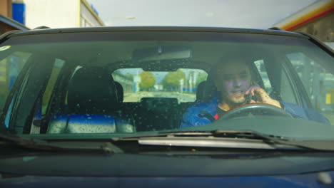 Man-on-the-phone-while-driving-the-car