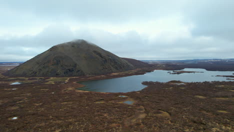 Lago-Myvatn,vindbelgjarfjall:-Vista-Aérea-Desde-La-órbita-Hasta-El-Volcán-Y-El-Hermoso-Lago-Islandés-En-Un-Día-Soleado