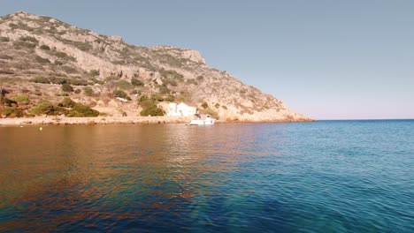 Ruhiges-Blaues-Wasser-Entlang-Der-Küste-Der-Griechischen-Landschaft-Mit-Blauem-Himmel-Im-Hintergrund
