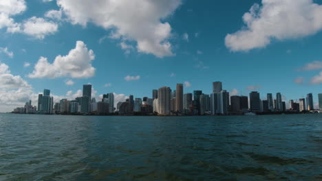Miami-Florida-Anflug-Vom-Bug-Eines-Bootes,-Das-Entlang-Der-Biscayne-Bay-Rast