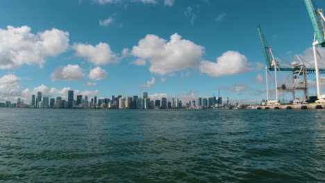 Die-Stadt-Miami-Und-Der-Hafen-Aus-Der-Perspektive-Eines-Schnell-Fahrenden-Bootes-An-Einem-Sonnigen-Tag