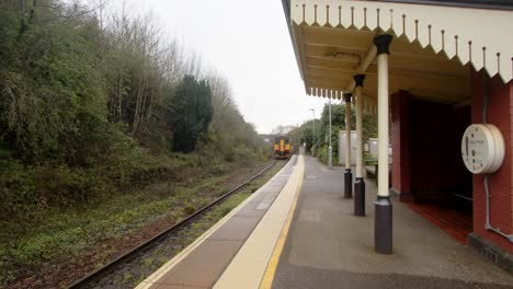Train-going-though-Perranwell-Train-Station-heading-to-Turo