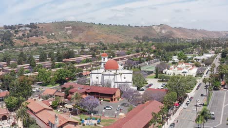 Aerial-wide-rising-shot-of-the-Mission-Basilica-in-San-Juan-Capistrano,-California
