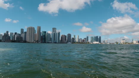 Blick-Auf-Die-Stadt-Miami,-Florida-Vom-Heck-Eines-Bootes,-Das-Den-Hafen-Verlässt