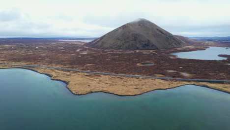 Lago-Myvatn,vindbelgjarfjall:-Vista-Aérea-Del-Hermoso-Lago-Islandés-En-Un-Día-Soleado