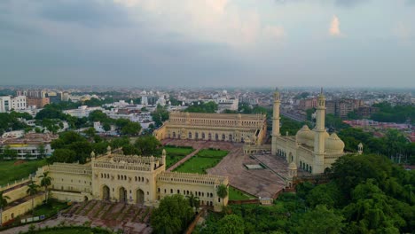 Husainabad-Uhrturm-Und-Bada-Imambara-Indien-Architekturansicht-Von-Der-Drohne