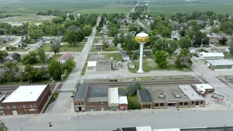 State-Center,-Iowa-Downtown-Mit-Drohnenvideo,-Das-Sich-Seitlich-Von-Rechts-Nach-Links-Bewegt
