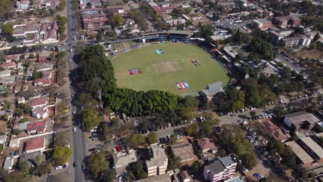 Video-De-Drones-De-Un-Partido-De-Cricket-Entre-Zimbabwe-Y-Sri-Lanka-En-El-Club-Deportivo-Queens-En-Bulawayo,-Zimbabwe