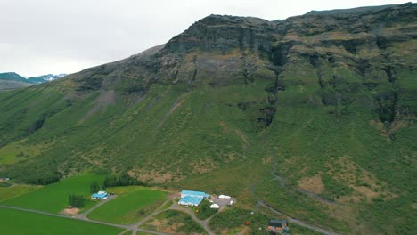 Imágenes-Aéreas-De-Drones-Del-Cielo-Del-Valle-De-La-Cascada-De-Islandia