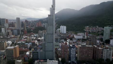 Luftaufnahme-Des-Modernen-Hochhauses-In-Bogotá,-Innenstadt-Von-Bacatá,-Kolumbiens-Hauptstadt,-Wolkenkratzer,-Stadtbild,-Drohnenaufnahmen