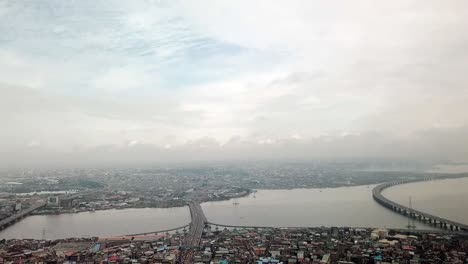 Langsamer-Drohnenflug-In-Richtung-Brücken-über-Der-Lagune-Von-Lagos