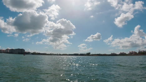 Perspektive-Von-Einem-Boot-Aus-Auf-Die-Küste-Der-Bucht-In-Florida