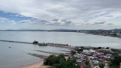 Ruhige-Aussicht-Auf-Den-Fischerbootpier-Na-Kluea-In-Pattaya,-Thailand