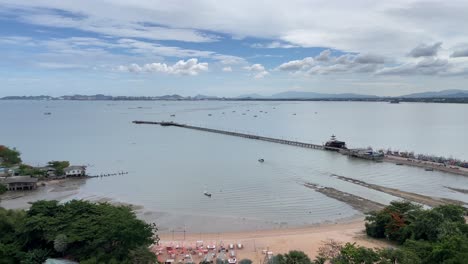 Wunderschöner,-Ruhiger-Tagesblick-Auf-Den-Strand-Des-Zign-Hotels-Und-Den-Fischerbootpier-Na-Kluea-Am-Meer-In-Pattaya,-Thailand